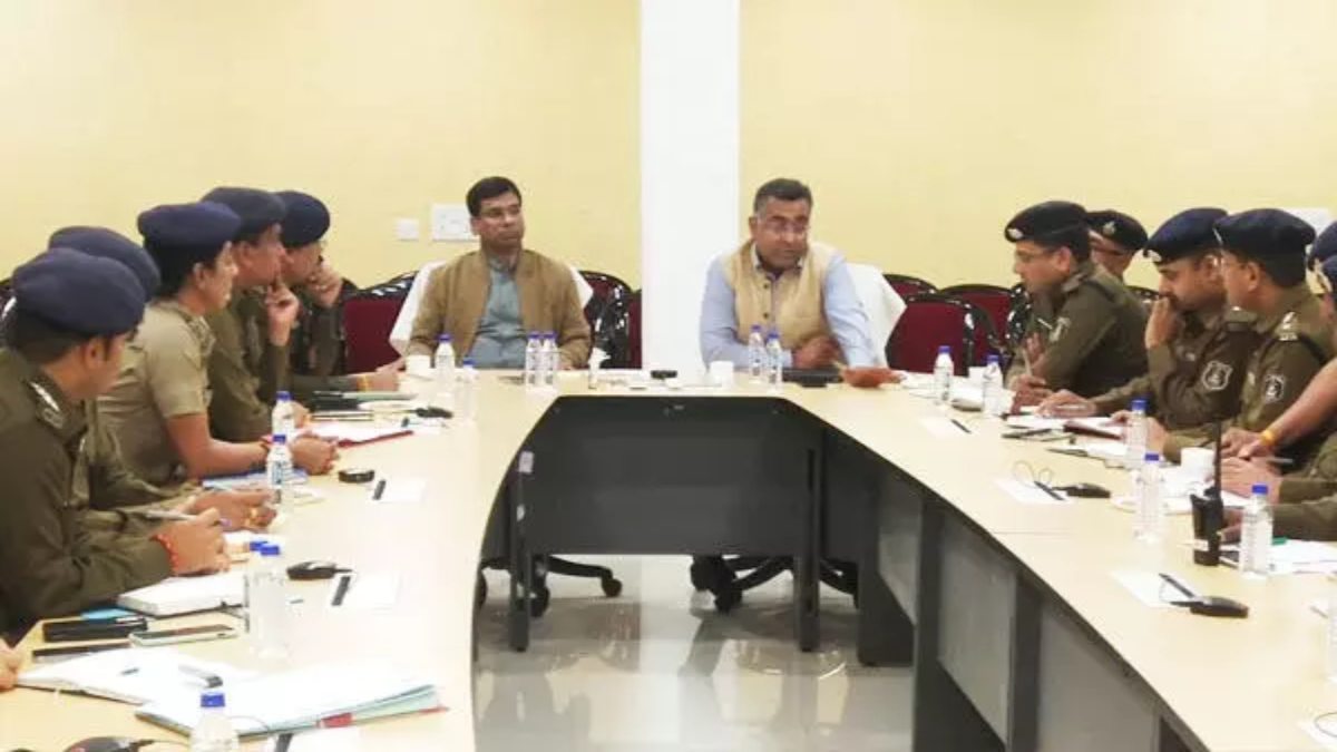 रायपुर IG ने ली ASP, CSP और सभी थाना प्रभारियों की आपात बैठक: राजधानी में बढ़ते अपराध को लेकर जमकर लगाई फटकार, काम में लापरवाही के चलते पंडरी थाना प्रभारी को किया सस्पेंड