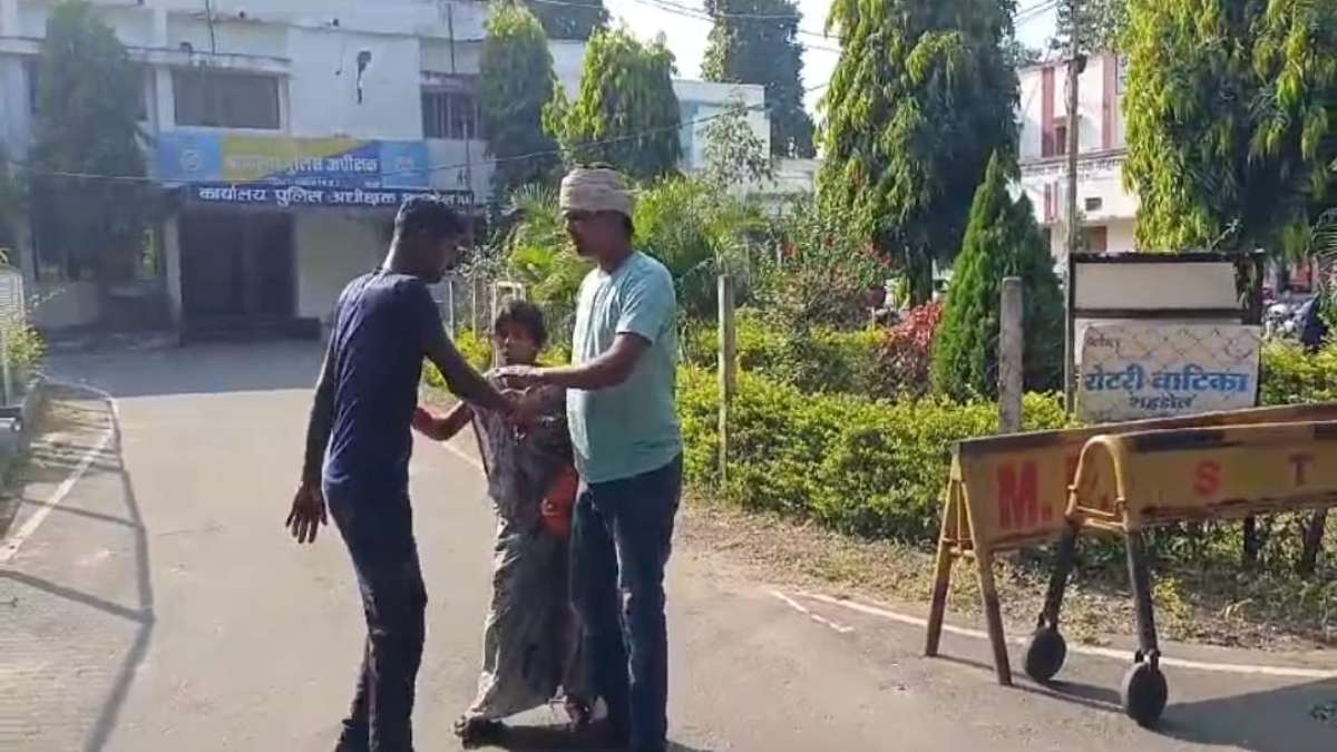 युवक का हाईवोल्टेज ड्रामा: एसपी ऑफिस के सामने खुद पर उड़ेला ज्वलनशील पदार्थ, मचा हड़कंप