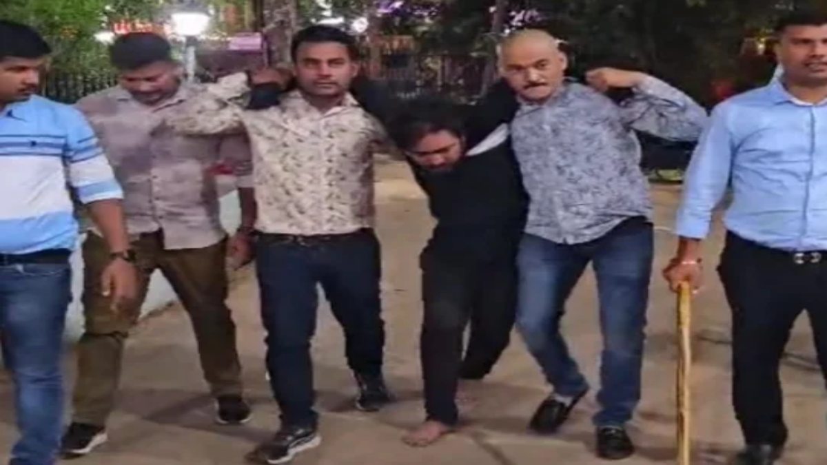 RAIPUR BREAKING: रायपुर सेंट्रल जेल के बाहर बदमाश पर फायरिंग करने वाले पकड़ाए, पुलिस ने शहर की सीमा से 2 हमलावरों को किया गिरफ्तार