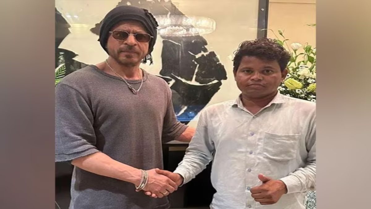 एक मुलाकात के लिए 95 दिनों से Shahrukh Khan के घर के बाहर खड़ा रहा जबरा फैन, वायरल हो रहा वीडियो …