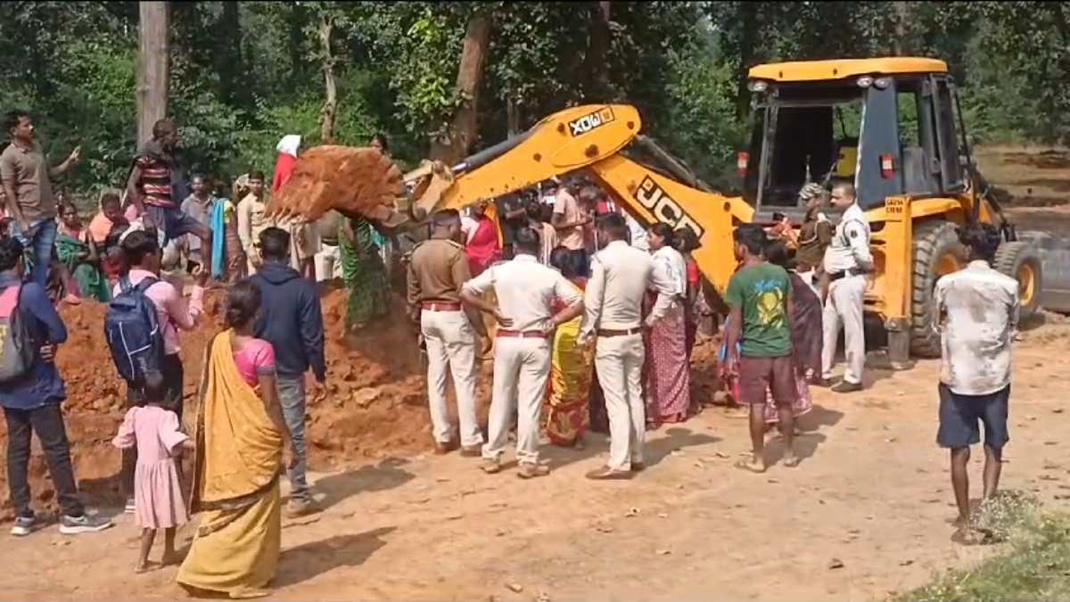 अतिक्रमण हटाने गए वन कर्मियों पर ग्रामीणों ने बोला हमला, पुलिस ने संभाला मोर्चा, देखें Video…