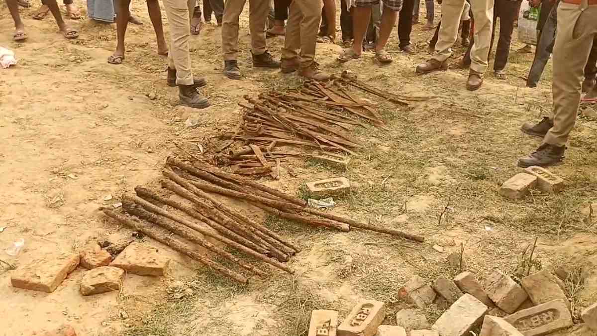 जमीन ने उगले हथियार ही हथियारः खेत में हल चलते ही निकलने लगी तलवार, बंदूक और खंजर, बताए जा रहे 200 साल पुराने