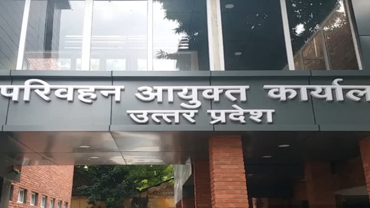 CM को भी सीरियस नहीं ले रहे अधिकारी-कर्मचारी ? निर्देश के बाद भी RTO में बाहरी व्यक्ति को काउंटर पर बैठाया, कनिष्ठ सहायक की लग गई क्लास