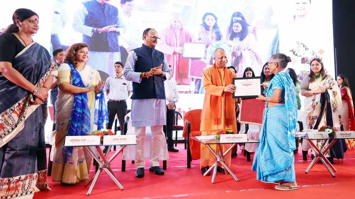 आकांक्षा हाट 2024 : एक तीर से दो निशाने लगा रही योगी सरकार, हाट के जरिए महिलाओं के आर्थिक सशक्तिकरण के साथ ODOP को दे रही बढ़ावा