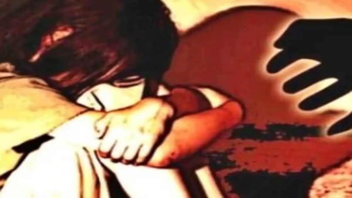 हैवानियत की हद पार : 6 साल की बच्ची को टॉयलेट में लॉक कर गैंगरेप, बाद में प्राइवेट पार्ट को कर दिया डैमेज, नाबालिग समेत तीन गिरफ्तार