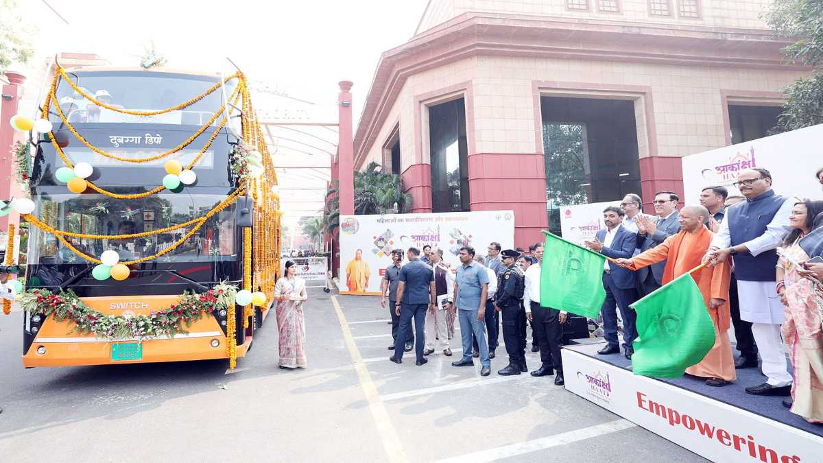 डबल डेकर इलेक्ट्रिक बस का शुभारंभ : महिलाओं को सीएम योगी ने दिया तोहफा, मिलेगी 50 प्रतिशत की छूट, हर शनिवार को इस व्यवस्था का भी मिलेगा लाभ