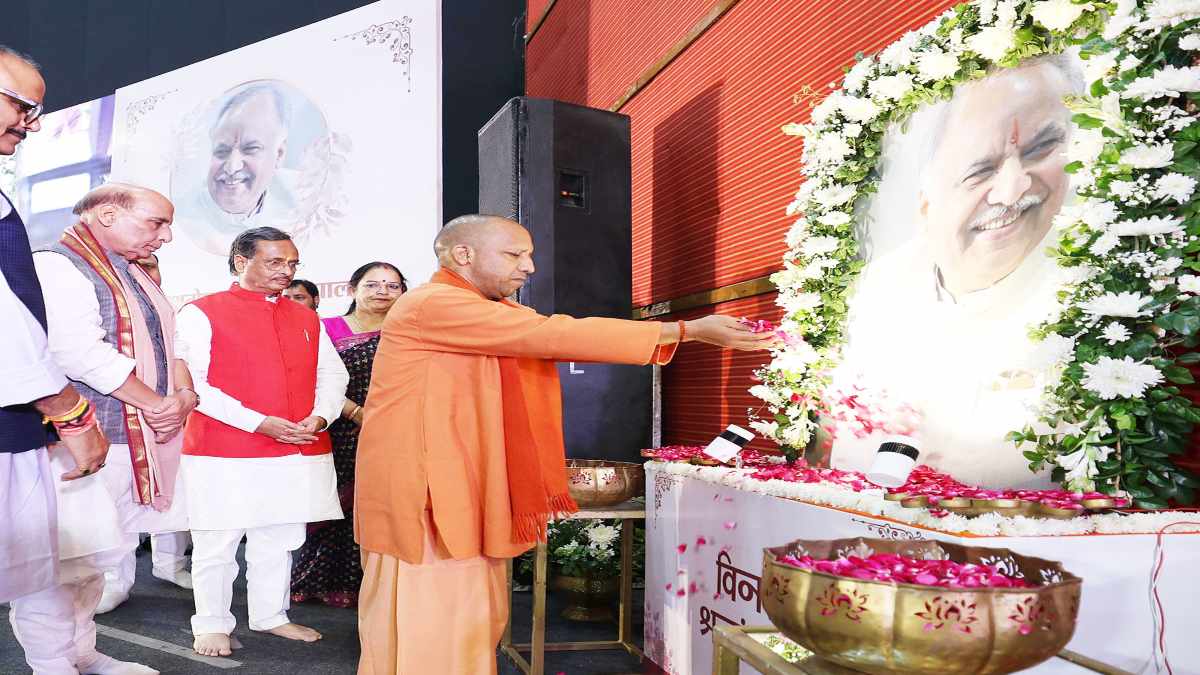 आशुतोष टंडन की प्रथम पुण्यतिथि कार्यक्रम में शामिल हुए रक्षा मंत्री राजनाथ सिंह और सीएम योगी, अर्पित की श्रद्धांजलि