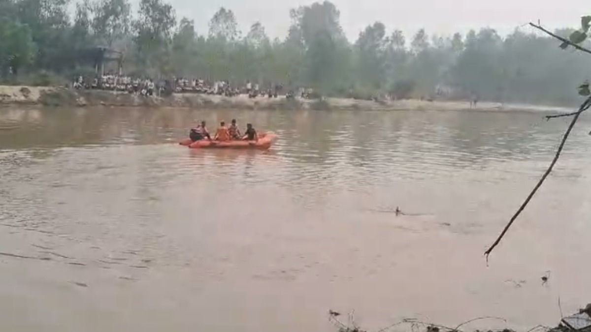 वाकई इंसानियत नहीं बची? नदी में डूबी महिला और युवती, रेस्क्यू करना छोड़ परिजनों से पेट्रोल मांगने लगी टीम, ग्रामीणों ने किया विरोध, फिर…