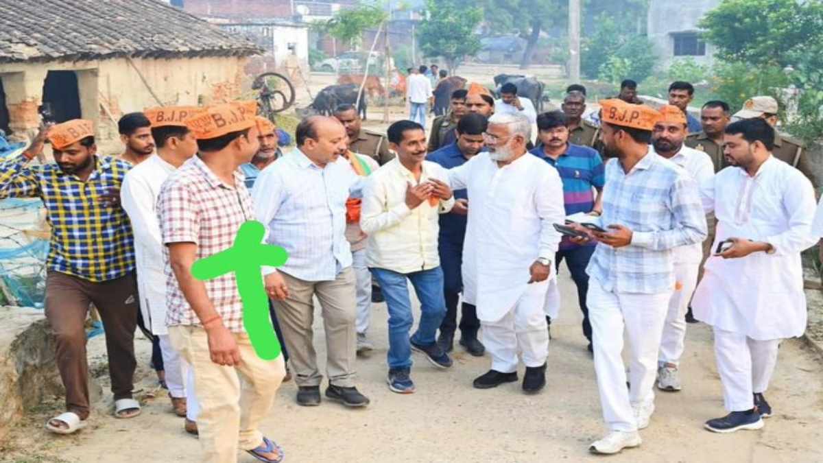 BJP सरकार में ये क्या चल रहा… उपचुनाव में मंत्री स्वत्रंतदेव सिंह के साथ प्रचार करते दिखे अधिकारी, सपा सांसद ने चुनाव आयोग से की शिकायत