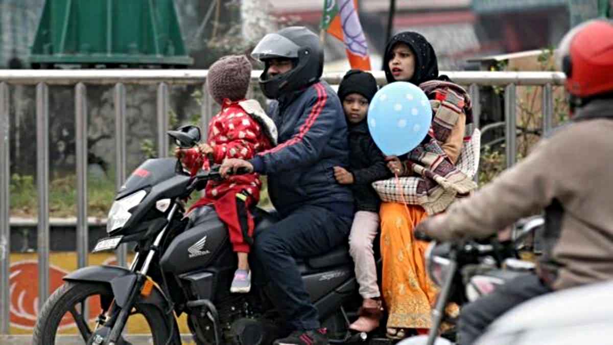 New Traffic Rule: अब चार साल के ऊपर के बच्चों को भी टू व्हीलर में पहनना होगा हेलमेट…