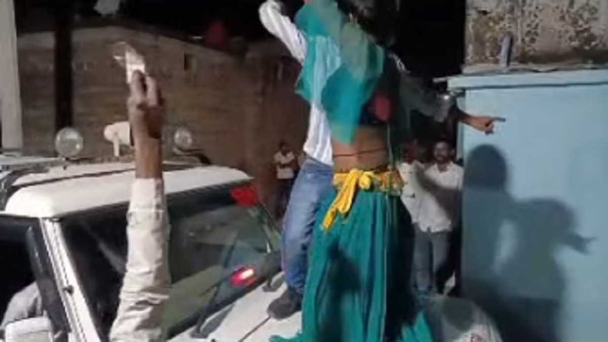 खिलौना है UP का ‘सिस्टम’: SDM की गाड़ी में चढ़कर युवक और बार बाला ने लगाए ठुमके, हूटर बजाकर की हुड़दंगई, खाक छान रहे अधिकारी, देखें VIDEO