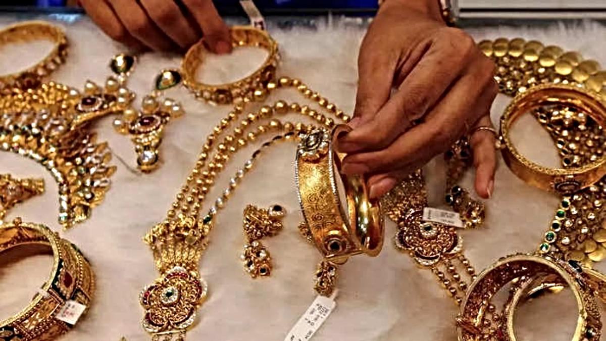 Gold Silver Investment: क्या शादी के लिए खरीदना है सोना-चांदी, आ गया है गोल्डन चांस, जानिए किस रेट में बिक रहे जेवरात…