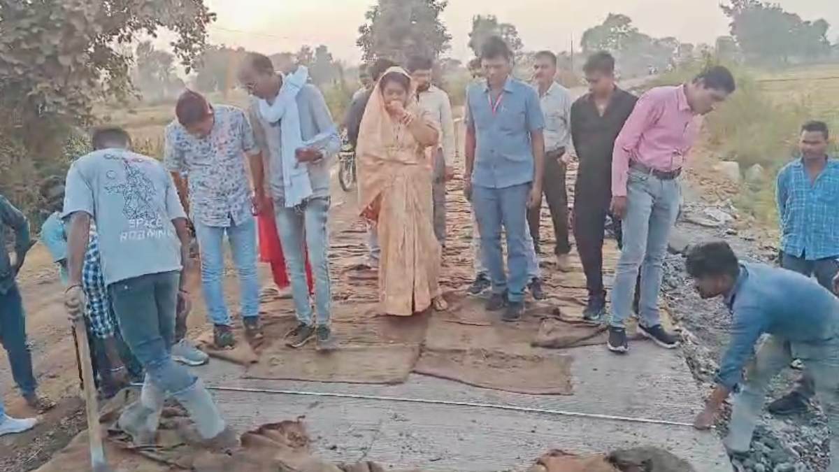 विधायक अनुभा मुंजारे ने सड़क निर्माण कार्य का किया निरीक्षण, लगाया घटिया काम करने का आरोप, जांच की मांग