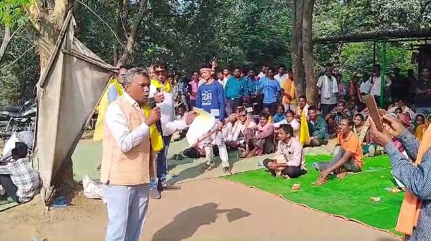 हाथियों की समस्या को लेकर आदिवासी समाज ने किया प्रदर्शन, थाना प्रभारी ने बताया नौटंकी, सस्पेंड करने की उठी मांग