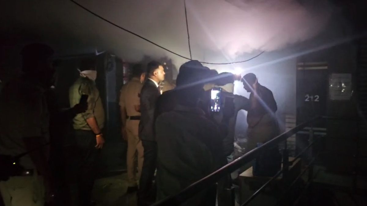 BREAKING: बिल्डिंग में लगी भीषण आग, कई लोग फंसे, रेस्क्यू जारी