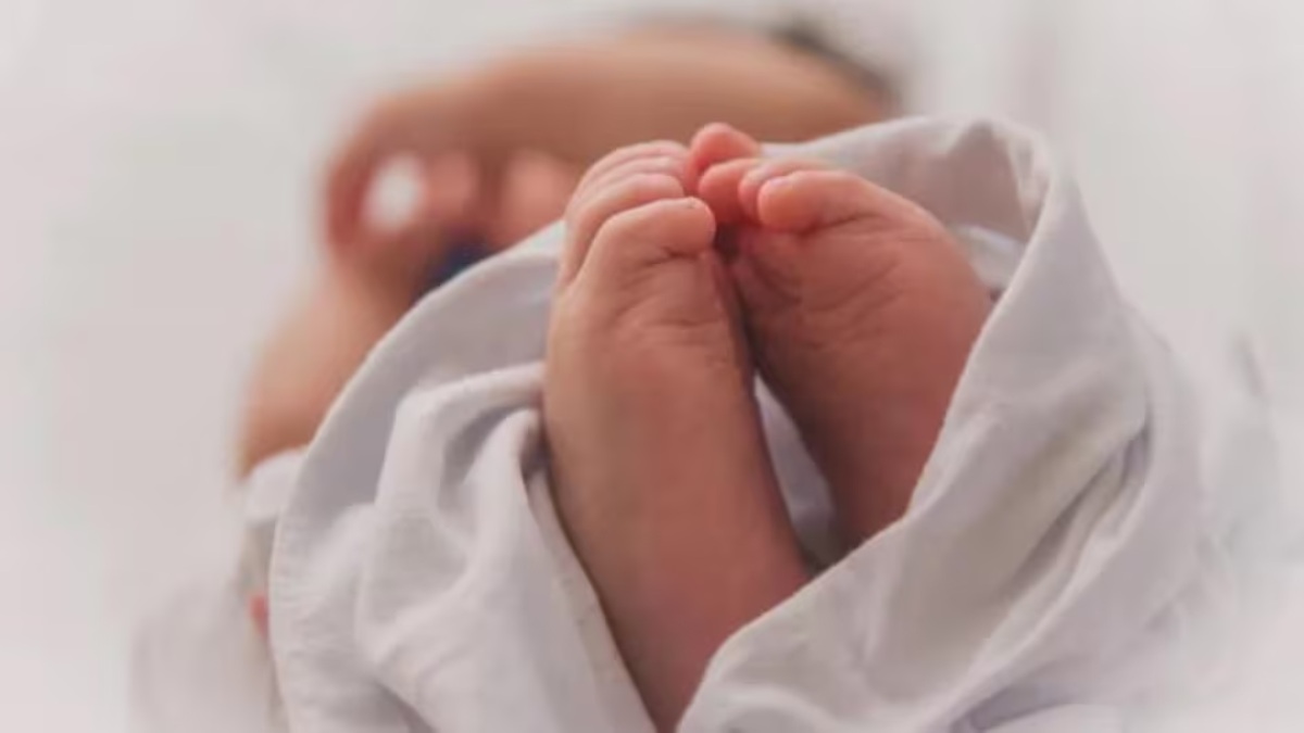 कैसी मां है ये? खेत में दुधमुहे बच्चे को छोड़ गई कलयुगी मां, नजारा देख सन्न रह गए लोग…
