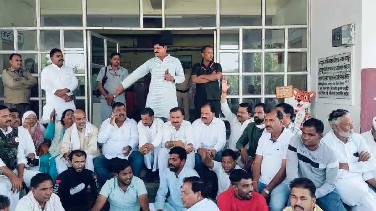 कलेक्ट्रेट में धरने पर बैठे कांग्रेसियों को उठा ले गई पुलिस, FIR दर्ज कर थाने में किया बंद, जानिए पूरा मामला