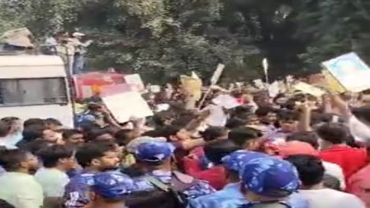 UPPSC दफ्तर के बाहर जारी अभ्यर्थियों के प्रदर्शन पर आयोग ने स्पष्ट किया अपना रुख, कही ये बात