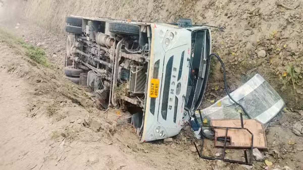 110 रुपए के लिए जोखिम में 38 जिंदगीः पैसे बचाने के लिए ड्राइवर ने की लापरवाही, पलट गई बरातियों से भरी बस, फिर…