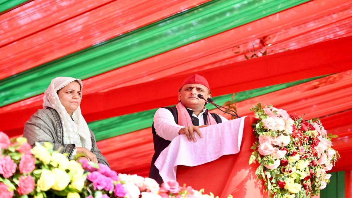 अखिलेश यादव ने मंच से अधिकारियों को दी खुली धमकी, कहा- सरकार बदलेगी तो…