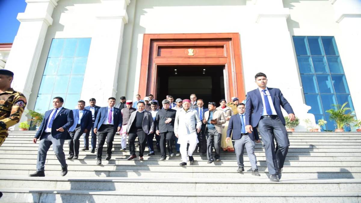 सीएम धामी ने पलायन निवारण आयोग की ली बैठक, स्थानीय ग्रामीणों से मुलाकात कर सुनी समस्याएं