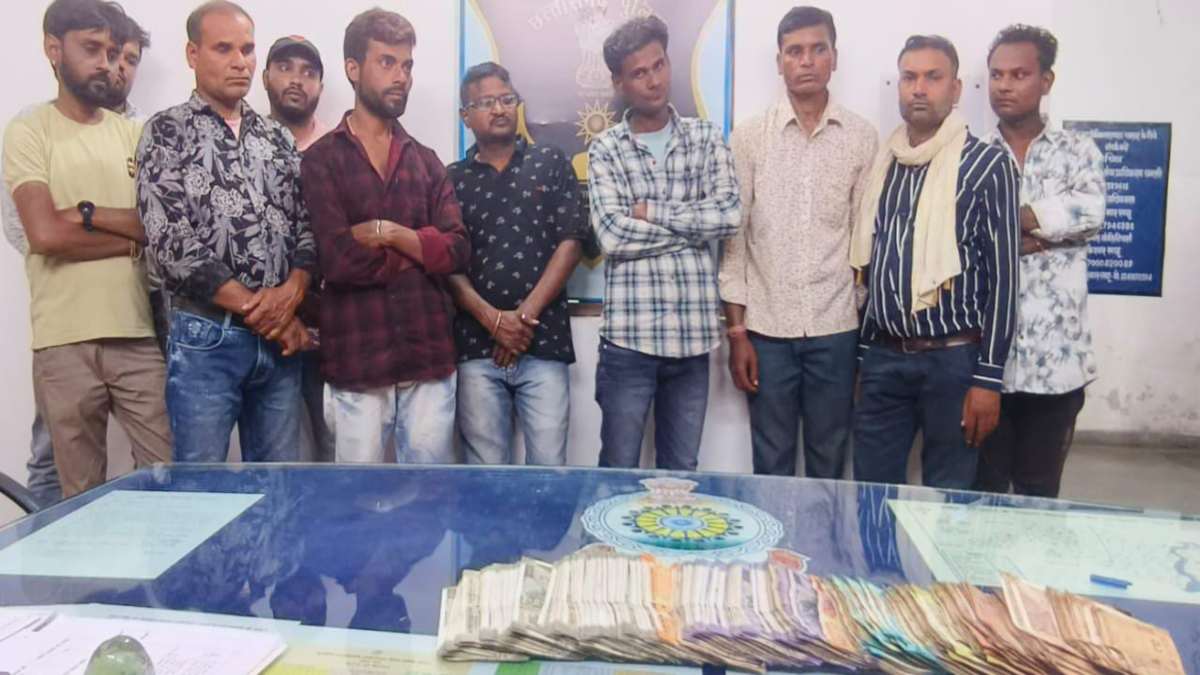 जुआरियों पर पुलिस की बड़ी कार्रवाई, अलग-अगल फड़ों में जुआ खेलते 18 आरोपी गिरफ्तार, लाखों रुपये नगदी और ताश के पत्ते जब्त