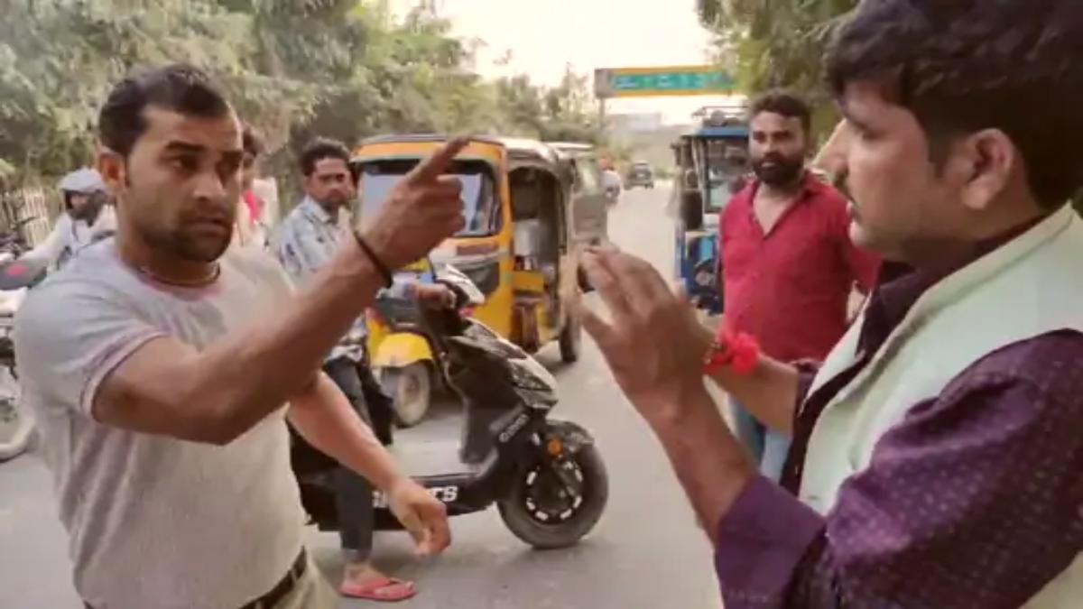 पुलिस वाले का ‘गुंडा दोस्त’: दबंग ने की पत्रकार की पिटाई, छुवाए अपने पैर, कार्रवाई करने बजाय मित्रता निभाते नजर आए थाना प्रभारी