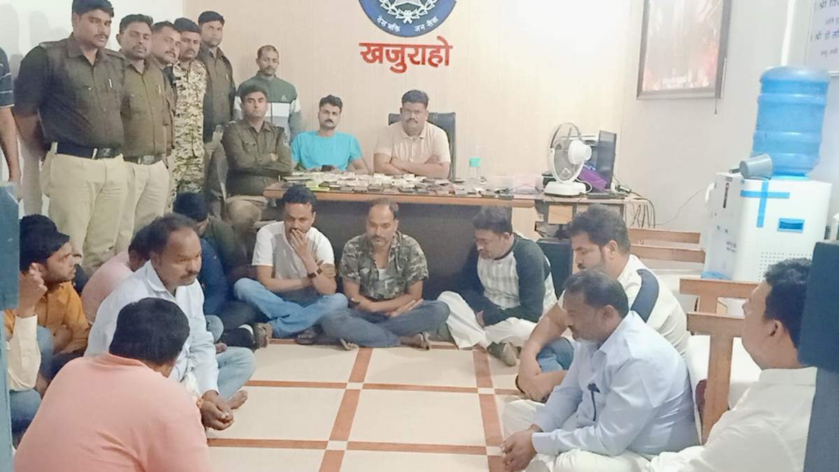 होटल में चल रहा था जुएं का बड़ा फड़: पुलिस ने दबिश देकर 18 जुआरियों को किया गिरफ्तार, 20 लाख कैश और कई लग्जरी गाड़ियां की जब्त