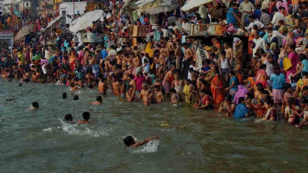ठंड पर भारी पड़ी आस्था : ठिठुरन के बाद भी लाखों की संख्या में श्रद्धालुओं ने लगाई डुबकी, घाटों पर की गई विशेष व्यवस्था
