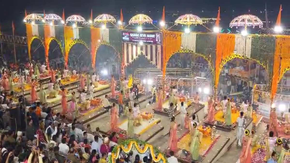 21 अर्चक, 42 रिद्धि-सिद्धि कन्या और शंखनादः काशी में गंगा आरती में दिखा अद्भुत नजारा, 70 साल के योगी ने 5 मिनट तक शंख बजाकर चौंकाया, देखें VIDEO