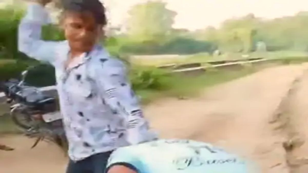 UP में सरकार का नहीं, ‘दबंगों का राज’: कोचिंग जा रहे छात्र को उठा ले गए बदमाश, जमकर बरसाए लात-घूसे और बेल्ट, VIDEO वायरल