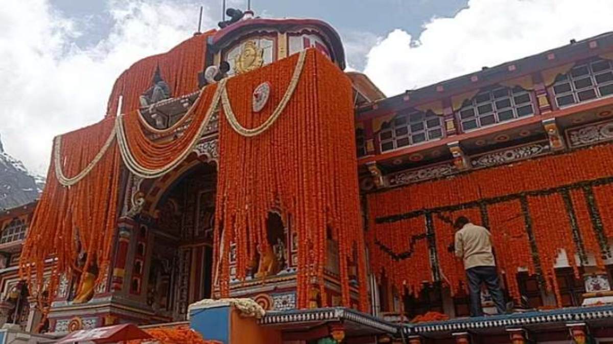 आज बंद होंगे भगवान बद्रीविशाल के कपाट : मुख्य पुजारी ने स्त्री रूप धर मां लक्ष्मी को गर्भगृह में किया विराजित, वेद ऋचाओं का वाचन हुआ बंद, जोशीमठ के नरसिंह मंदिर जाएगी भगवान की डोली