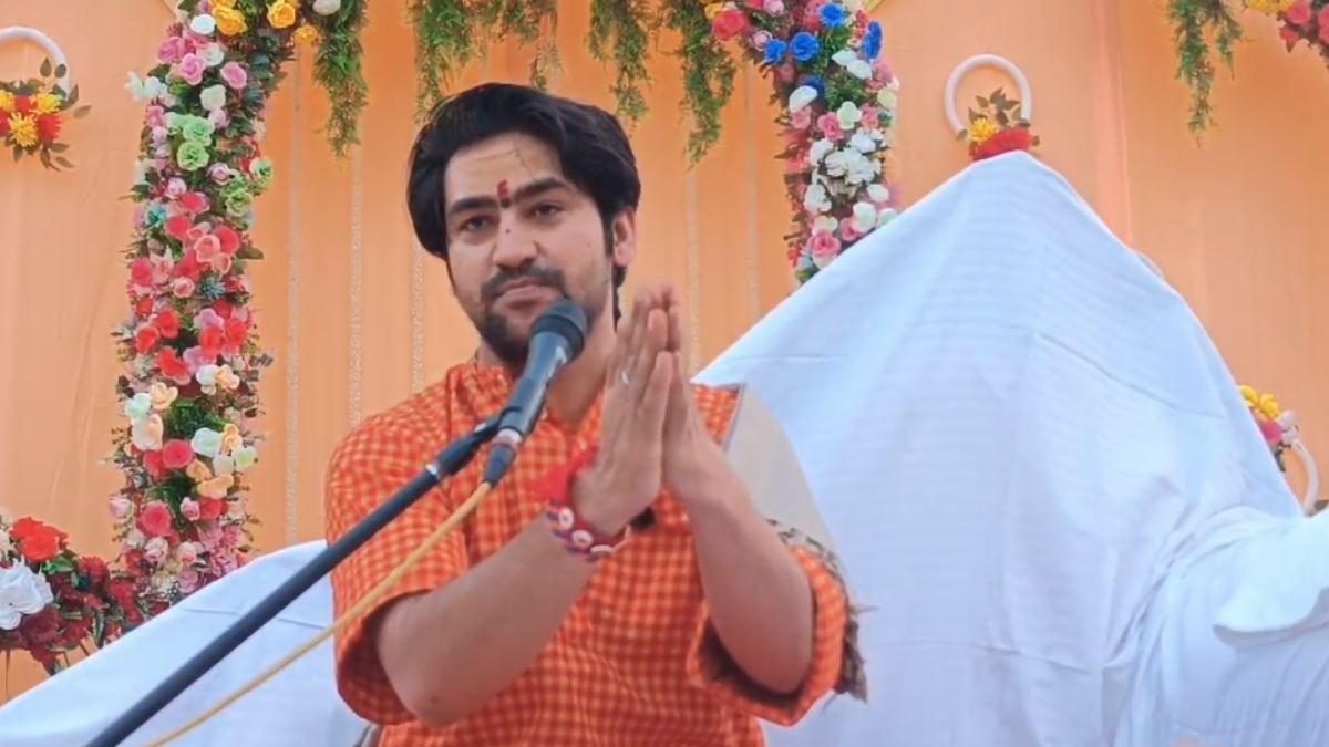 पं. धीरेंद्र शास्त्री का बड़ा फैसला: नहीं पहनेंगे फूल-माला और खड़ाऊ, जानिए क्या है वजह…