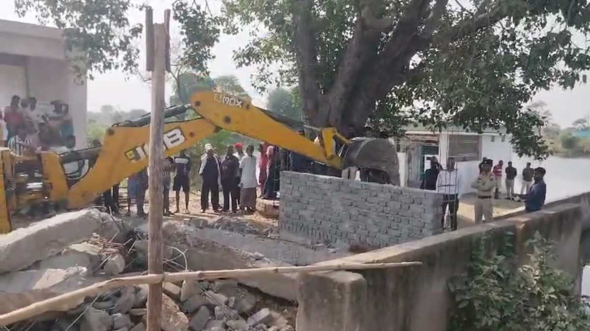 प्रशासन का चला बुलडोजर : मंदिर, स्कूल और शमशान भूमि से हटाया अवैध कब्जा, अतिक्रमणकारियों से लगातार परेशान थे ग्रामीण