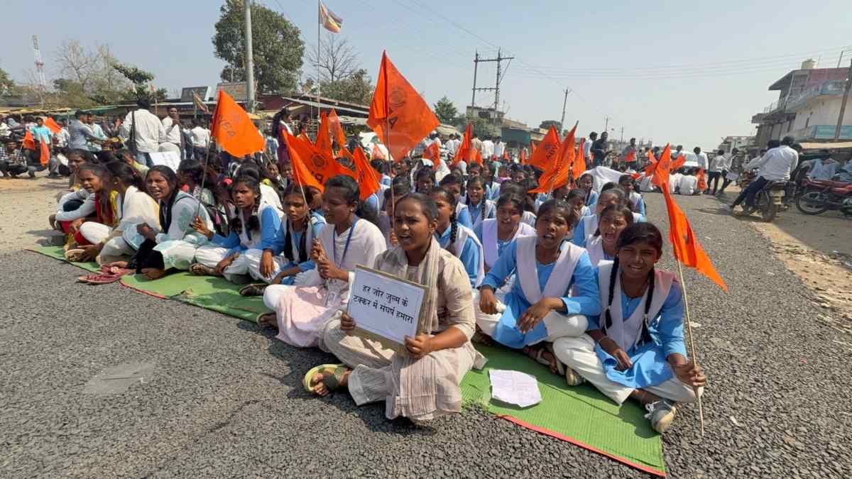 CG News: एबीवीपी के बैनर तले छात्रों ने किया हाईवे जाम, स्कूल-कॉलेज के खुद के भवन नहीं होने से फूटा गुस्सा