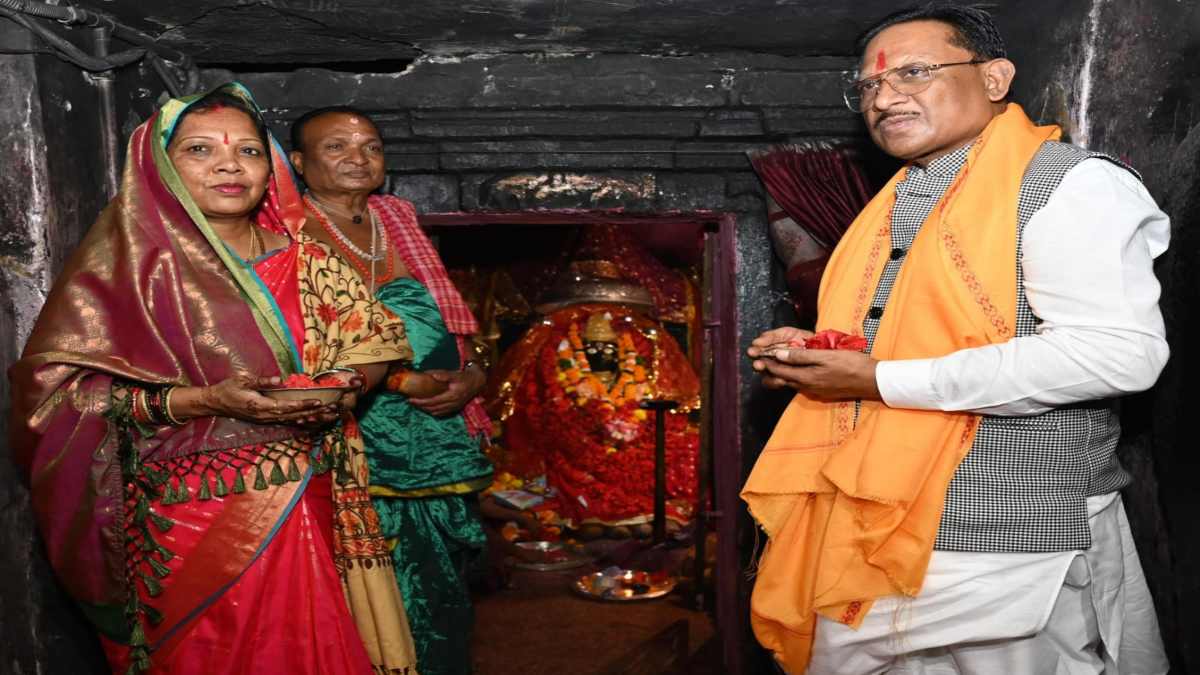 सीएम साय ने सपत्नीक की मां दंतेश्वरी की पूजा, प्रदेशवासियों के लिए की सुख-समृद्धि की कामना