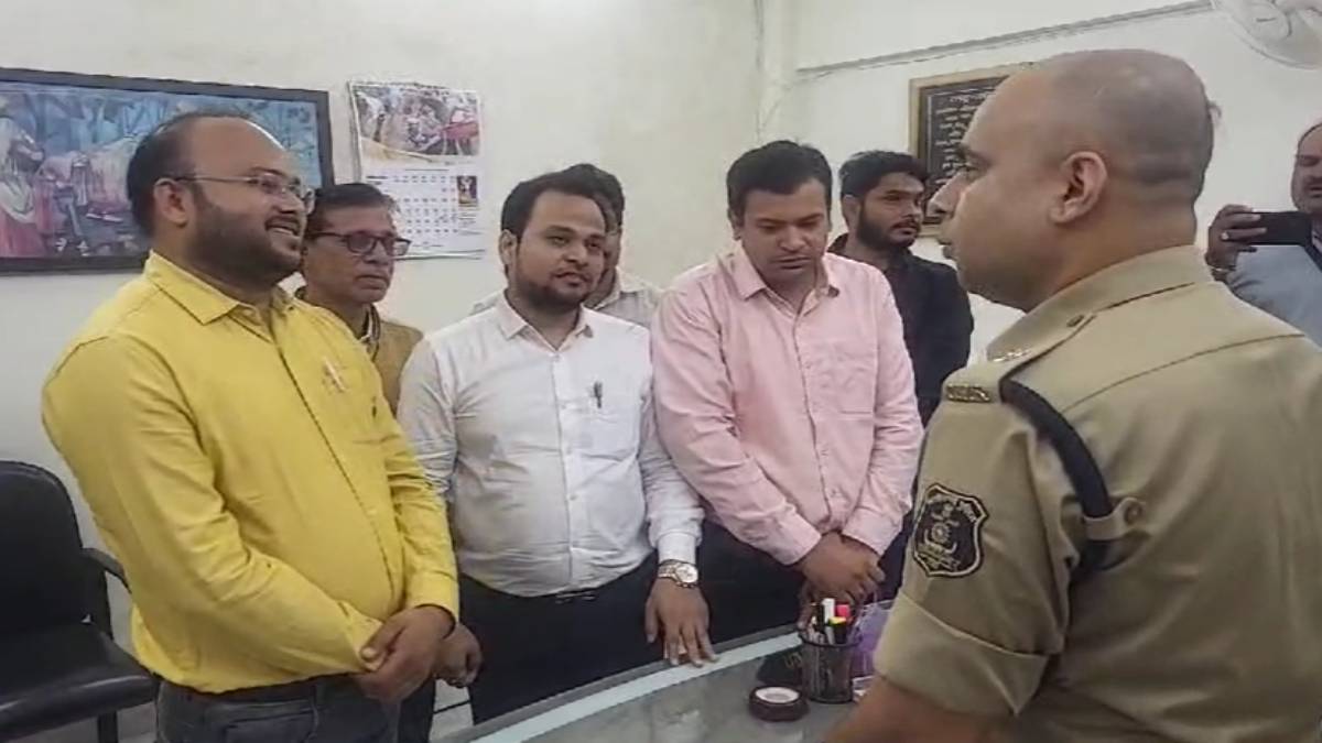 नायब तहसीलदार और पुलिस के बीच विवाद: थाना प्रभारी और स्टाफ पर गाली-गलौज, झूठे केस में फंसाने और जान से मारने की धमकी का लगा आरोप, कनिष्ठ प्रशासनिक सेवा संघ ने कलेक्टर और एसपी को सौंपा ज्ञापन