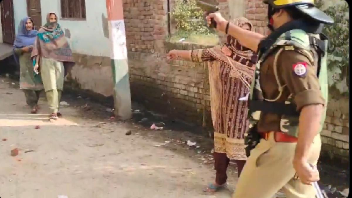 लोकतंत्र की ‘हत्या’ कर रही UP पुलिसः वोटरों को वोट नहीं डालने दे रही खाकी, विरोध किया तो तानी बंदूक, दी गोली मारने की धमकी, ये सुशासन है या कुशासन?
