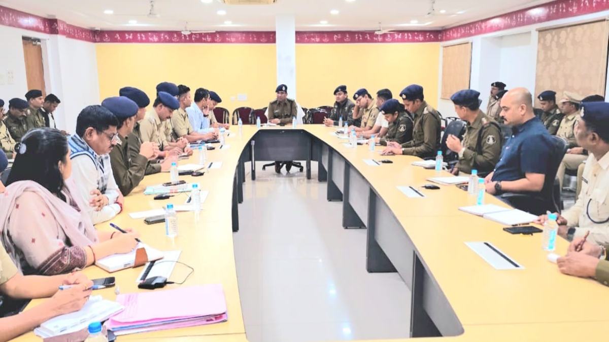 रायपुर SSP संतोष सिंह ने ली देर रात अपराध समीक्षा बैठक, अपराधियों पर कठोर कार्रवाई के दिए निर्देश