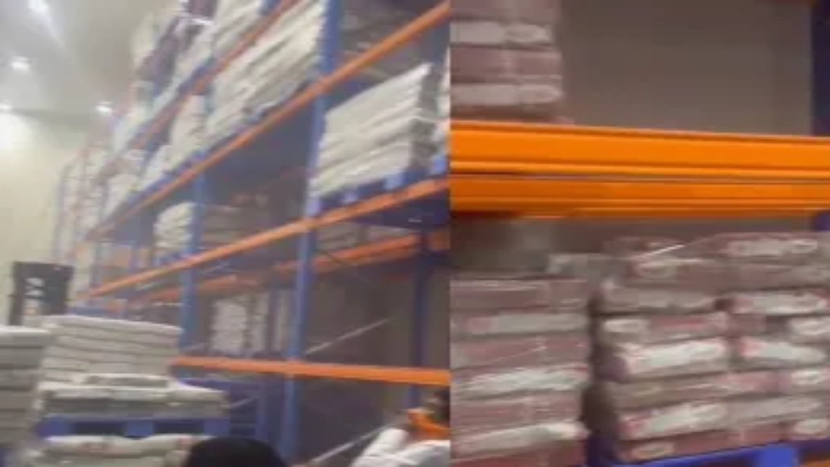 प्रतिबंधित मांस की तस्करी मामला : कार्रवाई नहीं होने से धरने पर बैठे लोनी विधायक, की अपराधियों को फांसी देने की मांग