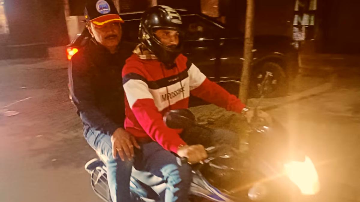 कोई काम की नहीं है UP पुलिसः ‘चोरी’ की बाइक में शहर घूमते रहे SP, सोते रहे कानून के रखवाले, पूरा मामला जानकर पकड़ लेंगे माथा…