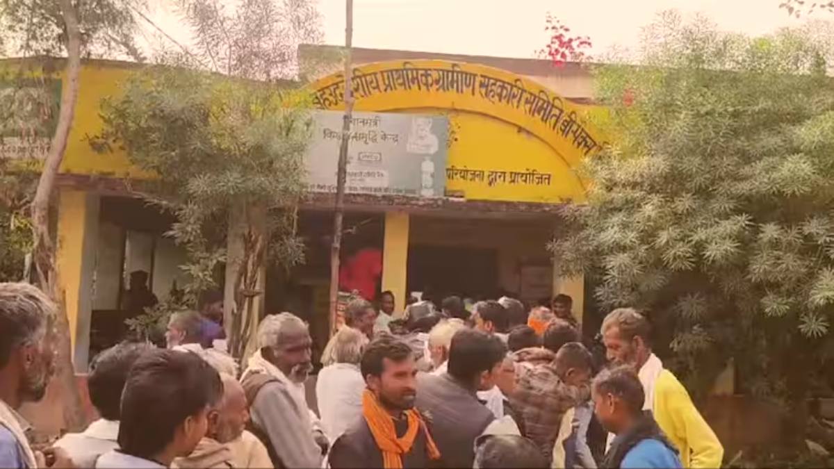 यहां तो लूट मच गईः खाद न मिलने से नाराज किसानों ने तोड़ा गोदाम का ताला, लूट ले गए खाद की बोरियां, आखिर क्यों आई ये नौबत…