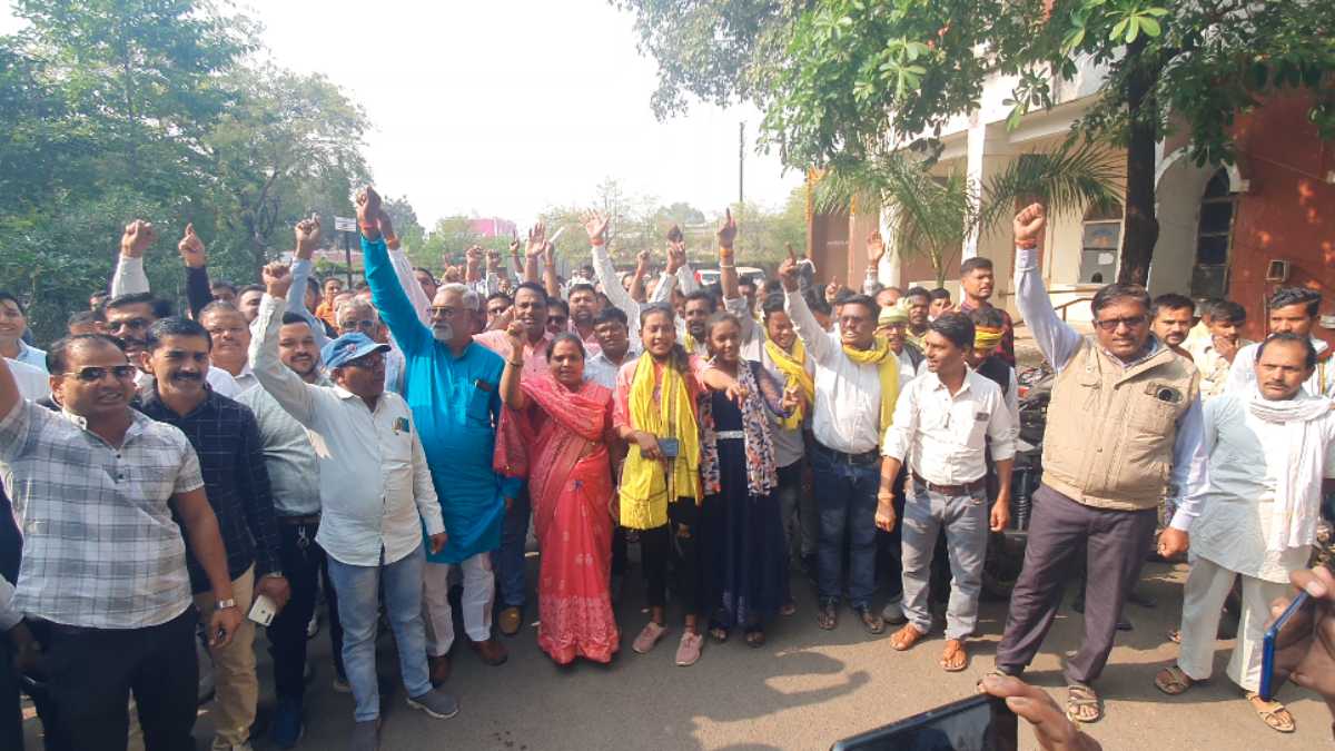 ‘PWD के अधिकारी को करें निलंबित’: सरपंच और सचिव संघ ने घेरा कलेक्ट्रेट, दी आंदोलन की चेतावनी, जानें पूरा मामला