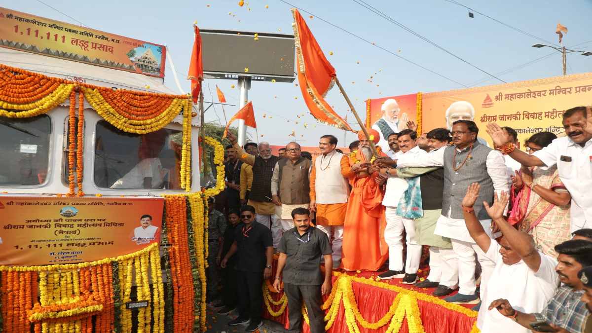MP NEWS: CM डॉ मोहन ने अयोध्या प्रसाद ले जा रहे वाहन को भगवा ध्वज दिखाकर किया रवाना