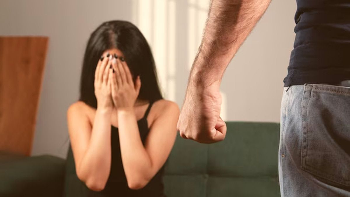 पति-पत्नी और हवस का खेलः चाकू की नोंक पर दोस्त से कराया बीवी का रेप, जानिए दरिंदगी की हैरान कर देने वाली स्टोरी