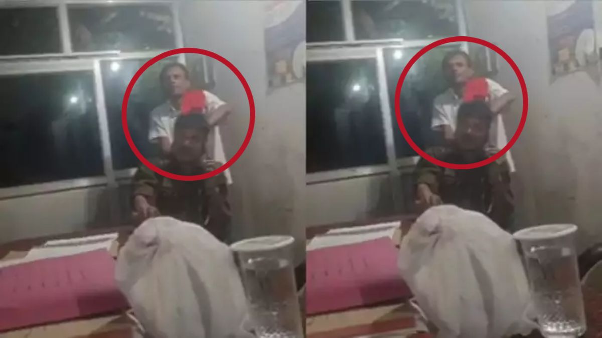 बेशर्मी की हद हो गई दरोगा जी! चौकीदार से थाने में मसाज कराने में मस्त थे थानेदार, फरियादी करती रही इंतजार, देखें VIDEO