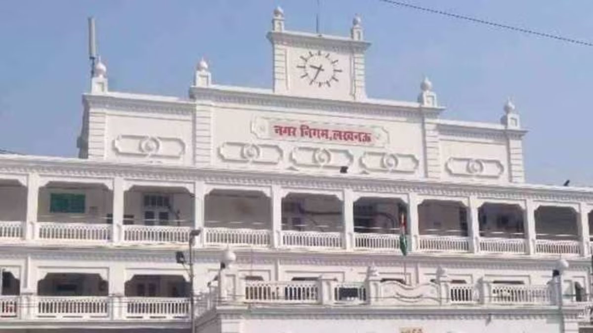 बड़े अदब से धन की सफाई सीखनी हो तो लखनऊ आइए: नगर निगम ने 3 महीने में ही फूंक दिया 20 करोड़ का तेल, बलि का बकरा बने कर्मचारी