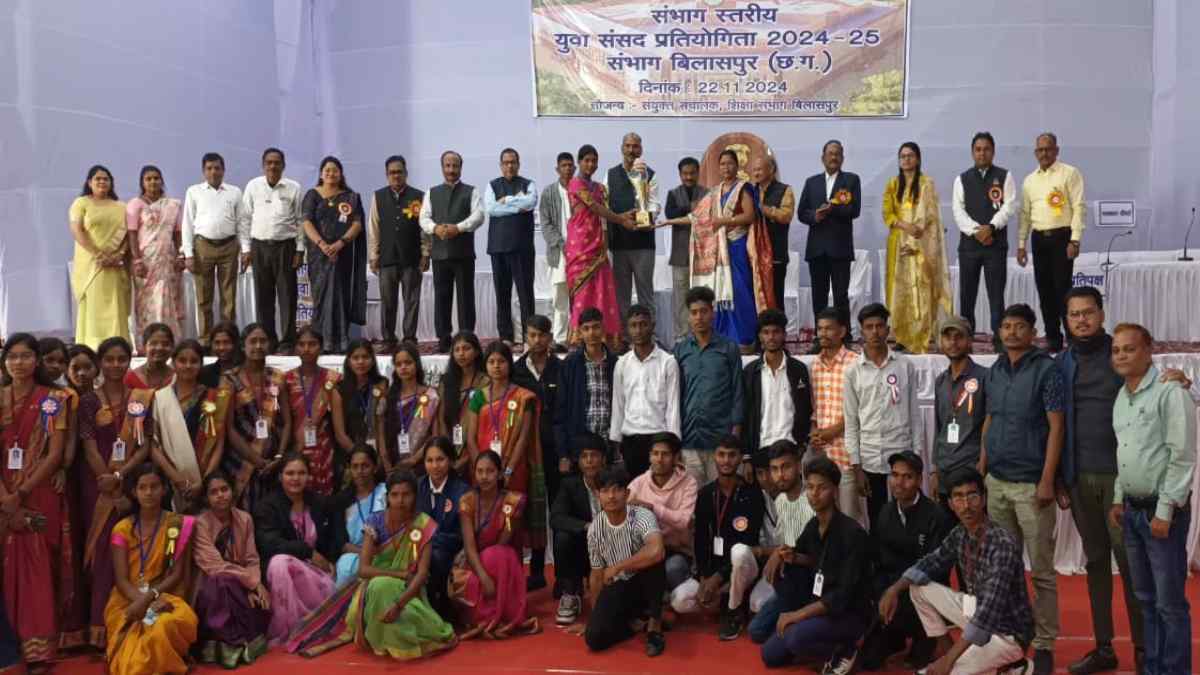 युवा सांसद प्रतियोगिता में देश के ज्वलंत मुद्दों पर हुई चर्चा, संभाग आयुक्त महादेव कावरे ने कहा- संविधान से प्रत्येक नागरिक को मिले हैं समान अधिकार