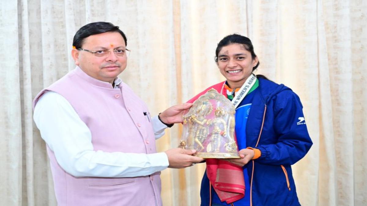 CM धामी ने महिला हॉकी प्लेयर से की मुलाकात, कहा- एशियाई चैंपियनशिप में मनीषा चौहान ने प्रदेश और देश का बढ़ाया सम्मान