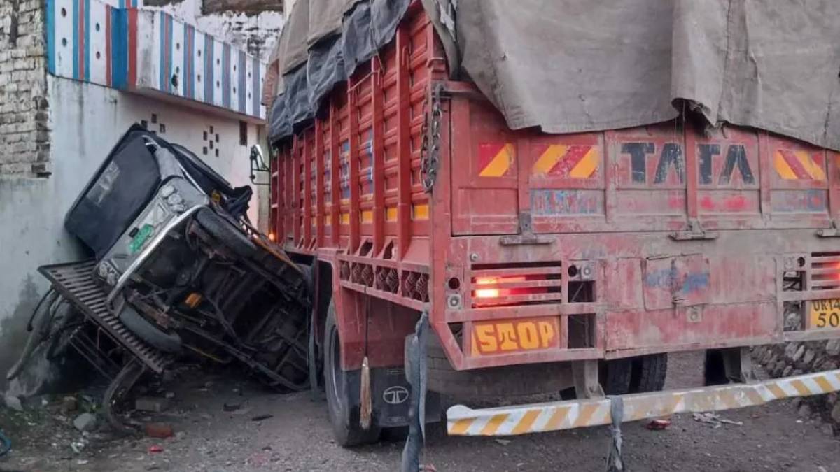 भीषण हादसा : बेकाबू ट्रक ने 6 गाड़ियों को मारी टक्कर, हादसे में UKD के पूर्व अध्यक्ष त्रिवेंद्र सिंह पंवार की मौत, सीएम ने जताया शोक